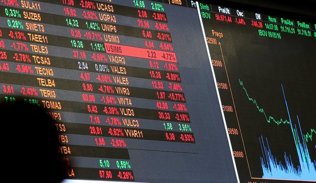 Operadores acompanham o índice Bovespa na sede da BM&FBovespa, em São Paulo (Foto: REUTERS/Paulo Whitaker)