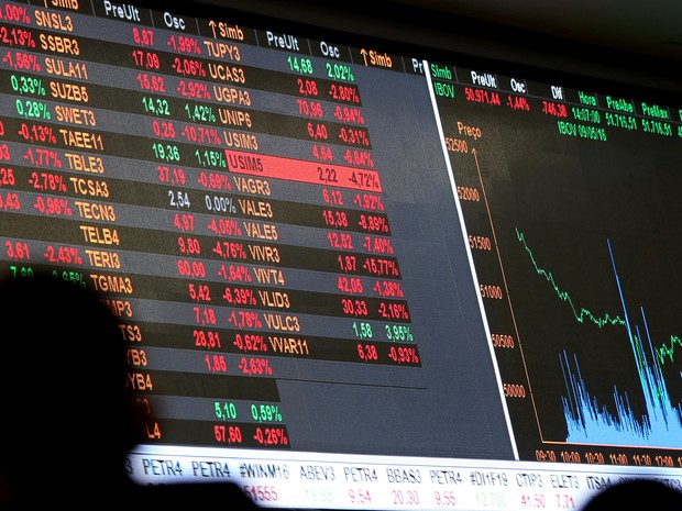 Operadores acompanham o índice Bovespa na sede da BM&FBovespa, em São Paulo (Foto: REUTERS/Paulo Whitaker)